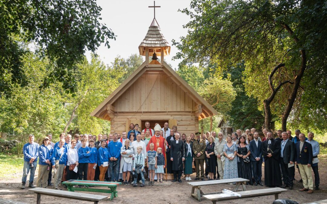 FOTOD JA VIDEOD | Orduvendade ja Eesti puitmajameistrite koostöös kerkis Abruka saarele uus pühakoda