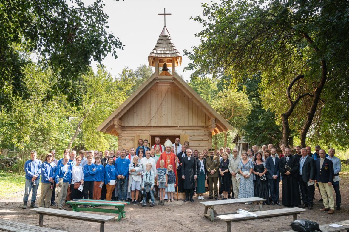 FOTOD JA VIDEOD | Orduvendade ja Eesti puitmajameistrite koostöös kerkis Abruka saarele uus pühakoda
